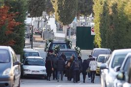 Dos coches fúnebres a la entrada del cementerio de Salamanca.