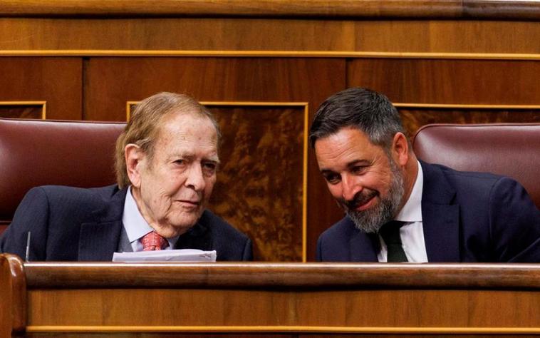 Tamames suprime la petición de elecciones anticipadas de su discurso y critica a Sánchez por sus pactos