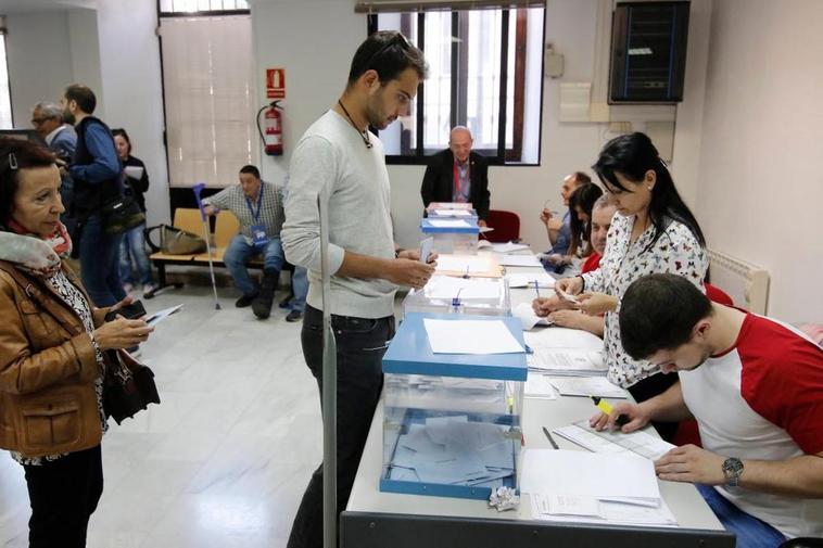 Salmantinos ejerciendo su derecho al voto en las pasadas elecciones municipales, el 26 de mayo de 2019.