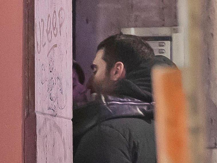 El beso de película de Miguel Ángel Silvestre en pleno centro de Madrid