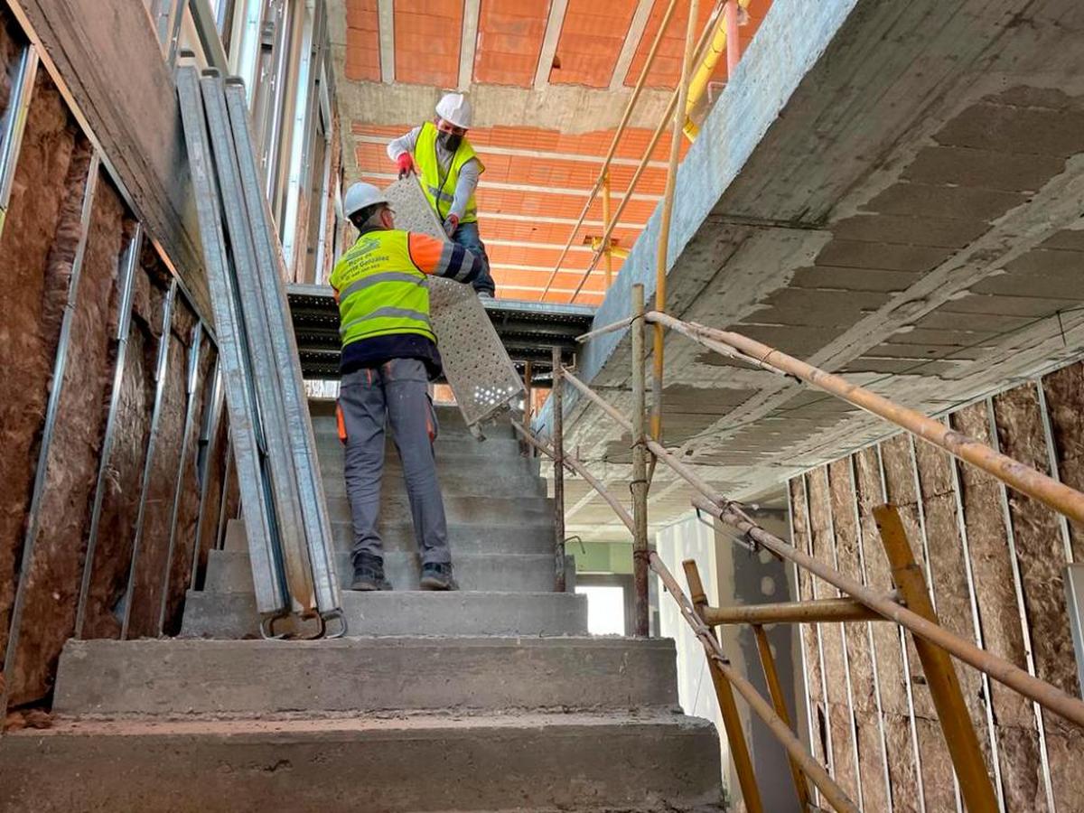 Dos operarios en la obra del interior del edificio multiusos de Alba de Tormes.