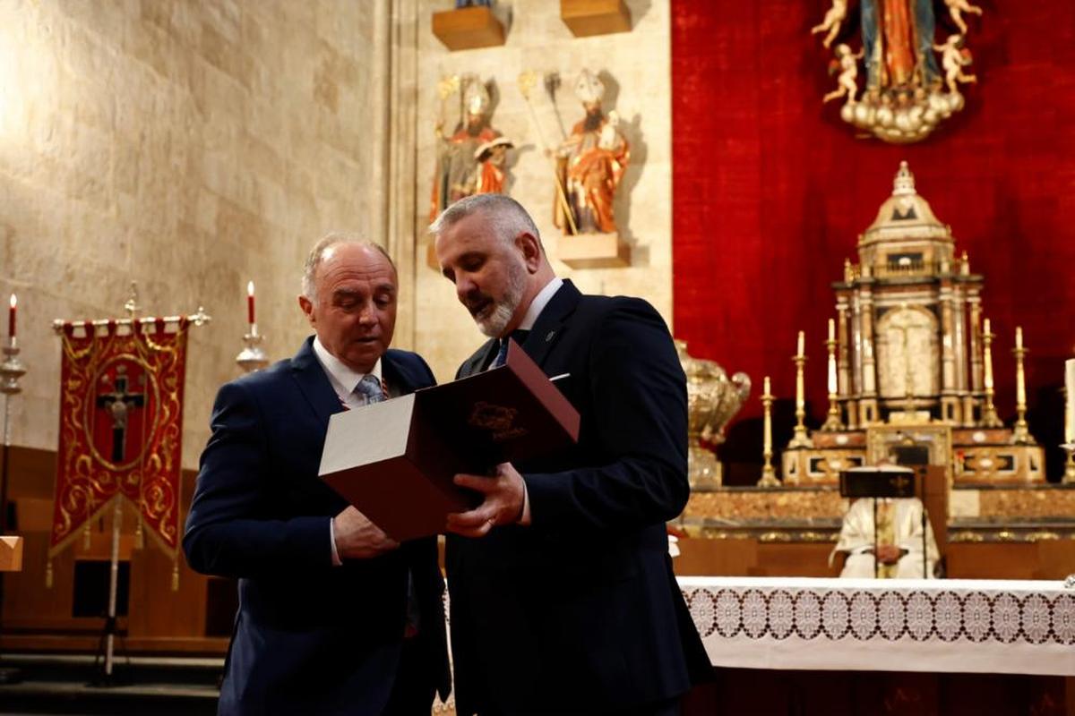 Julián Alcántara y el presidente de la Junta de Semana Santa, Francisco Hernández.