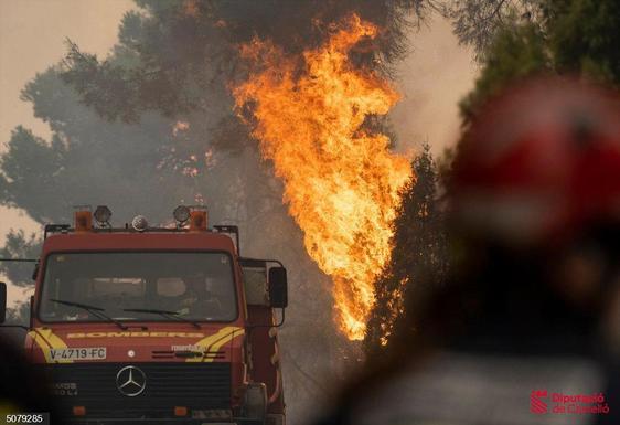 El incendio de Villanueva de Viver se expande a un perímetro de 35 km y arrasa una pequeña aldea en San Agustín