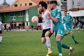 Javi Navas presionado por un jugador rival, en un momento del encuentro.