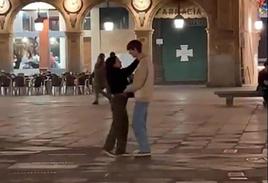 Pareja bailando en la plaza mayor