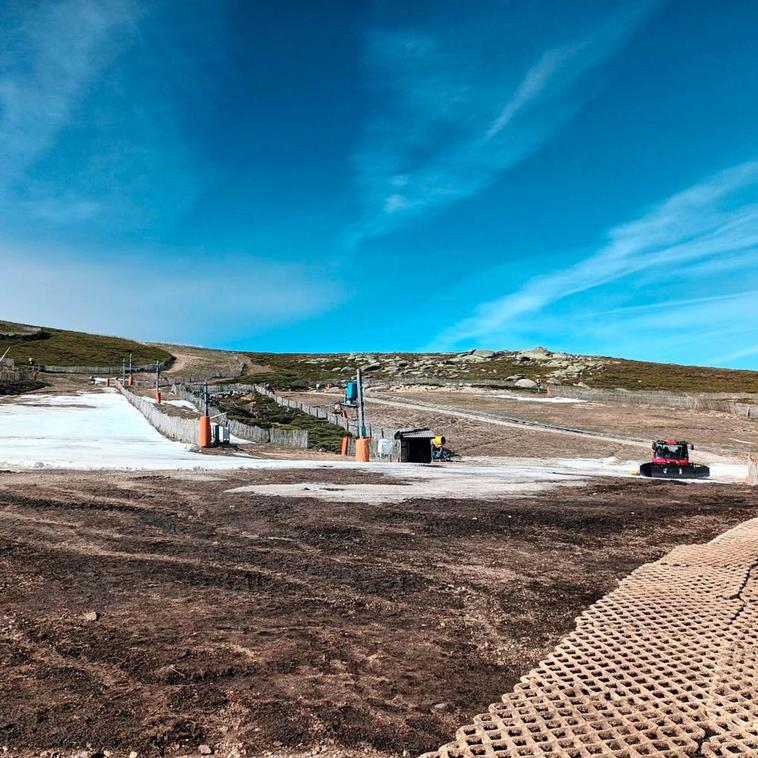 Imagen del estado de las pistas de la zona de Debutantes en la mañana de ayer en La Covatilla ya sin apertura para la práctica del esquí.