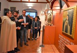 El comisario de la exposición, el prior Miguel Ángel González, explicando al vicepresidente de la Junta, Juan García-Gallardo la muestra.