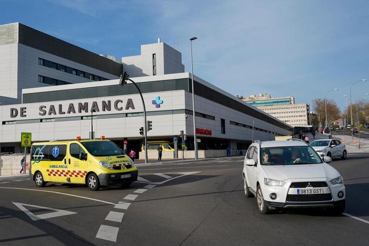 Una ambulancia espera el paso de un vehículo para entrar en la rotonda ubicada junto al Hospital de Salamanca