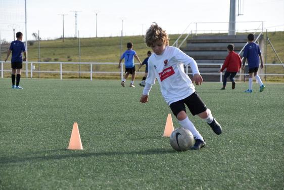 El prebenjamín del Ciudad Rodrigo, Gonzalo Manzano, sorteando conos durante un entrenamiento en los campos de Toñete.