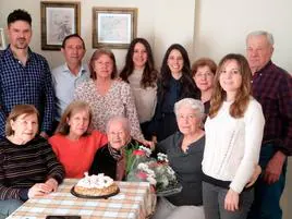 Quiteria García Ruano junto a sus hijas, yernos y nietos celebrando su cumpleaños