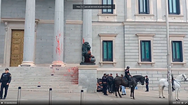 Estado de la entrada del Congreso de los Diputados.
