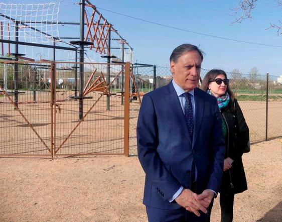 El alcalde, Carlos García Carbayo, y la edil Myriam Rodríguez, ayer en el parque de aventura