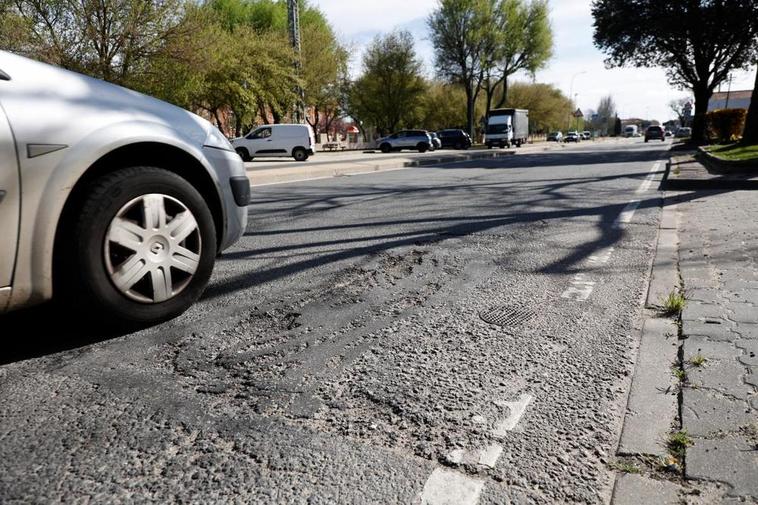 Uno de los principales accesos a Salamanca, convertido en un auténtico ‘camino de cabras’
