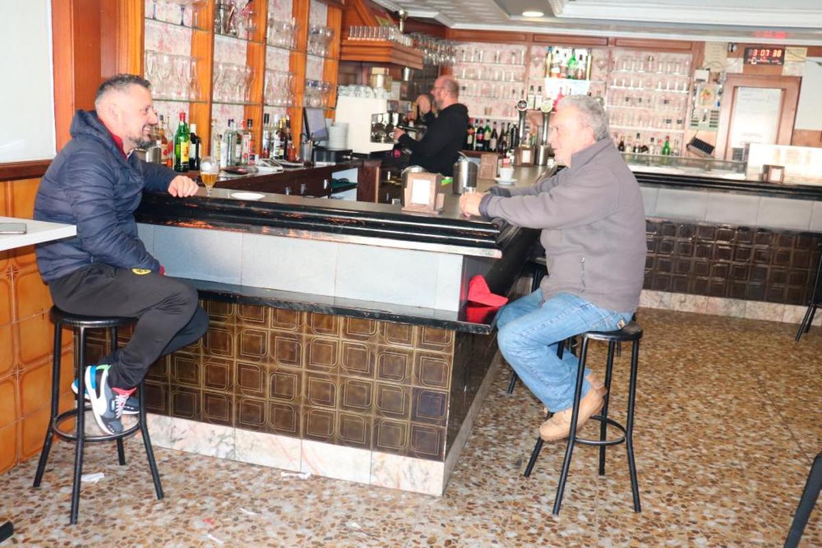 Dos clientes en el único bar que queda abierto en la localidad de Sorihuela