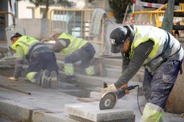 Unos trabajadores en plena faena