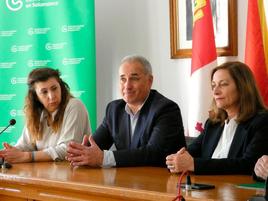 María Berrocal,  Ángel Losada y Carmen Ávila, en la presentación ayer del nuevo servicio psicológico