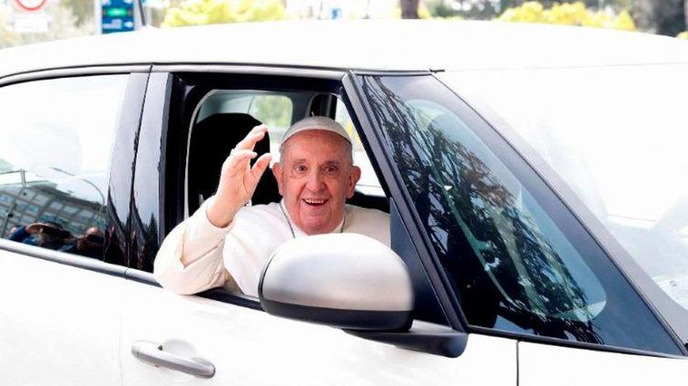 El Papa Francisco, al salir del hospital: ‘Sigo todavía vivo’