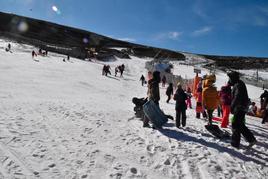 Imagen de aficionados a la nieve en los tramos habilitados como parque de nieve en la segunda jornada de apertura