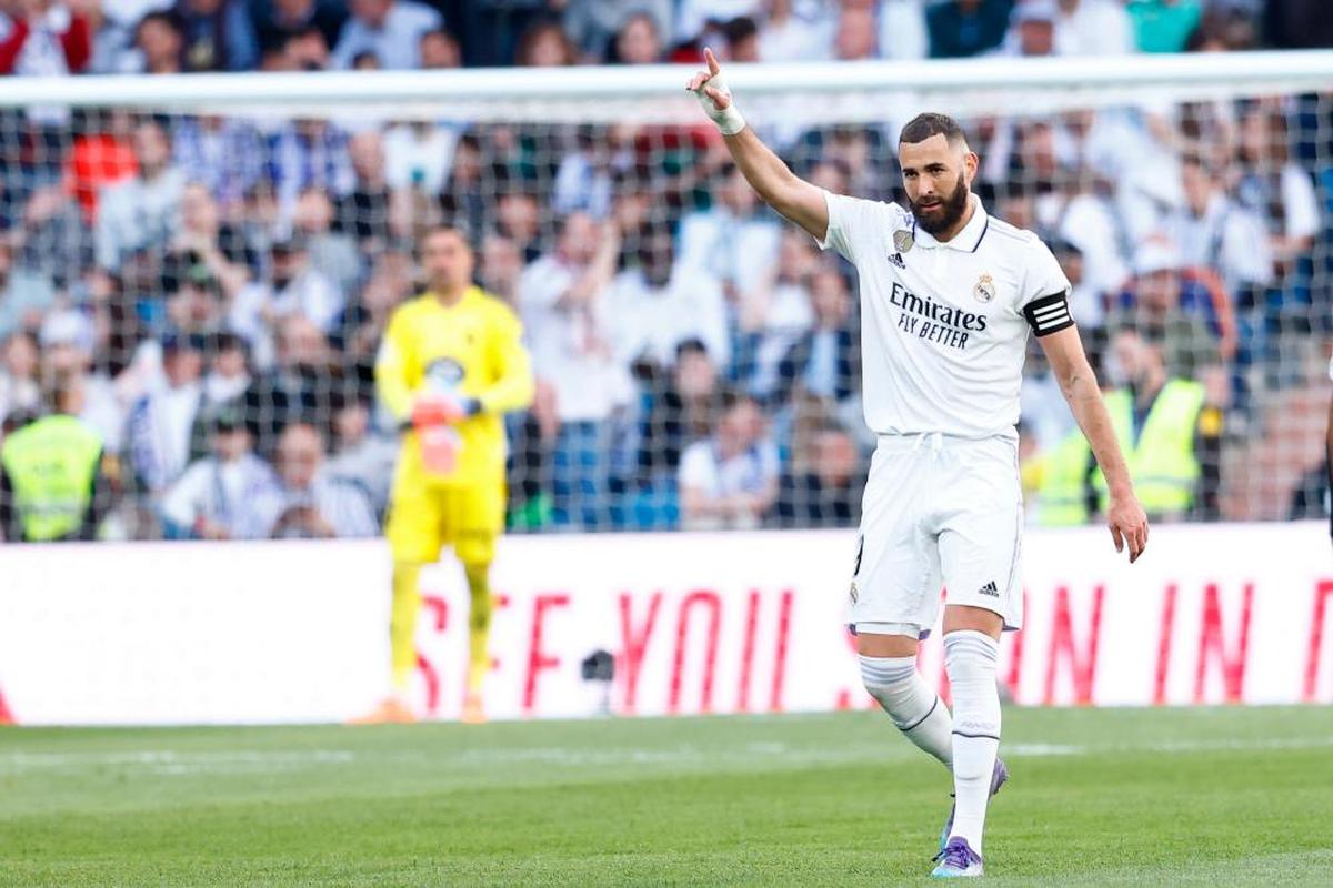 Benzema, celebrando uno de los tres goles que anotó al Valladolid