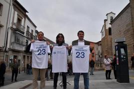 Carbayo, Martín y Mañueco, con las camisetas del candidato del PP