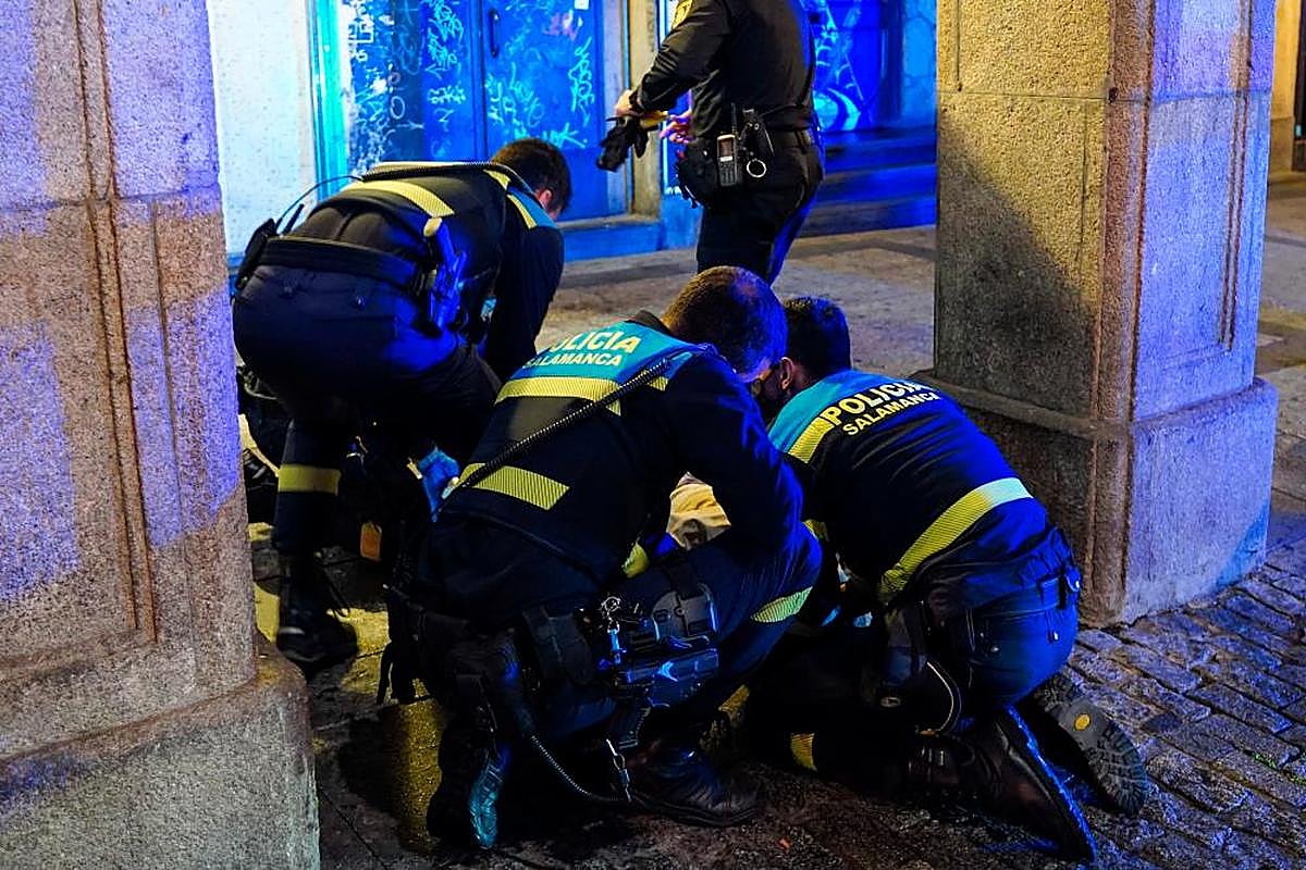 Agentes de la Policía local en una intervención en Salamanca
