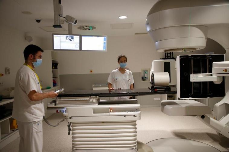 El hospital de Salamanca ya puede instalar los dos nuevos aceleradores lineales para pacientes con cáncer