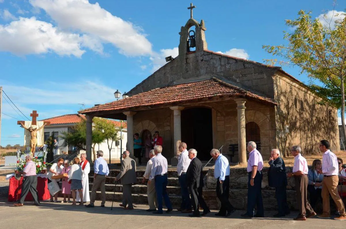 Celebración patronal ante la ermita del Santo Cristo del Humilladero en el municipio de Bañobárez.