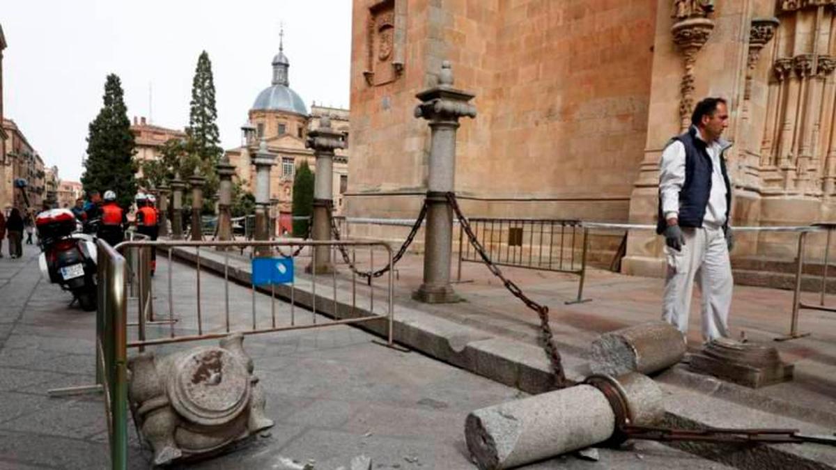 Piezas de la columna del atrio de la Catedral Nueva.