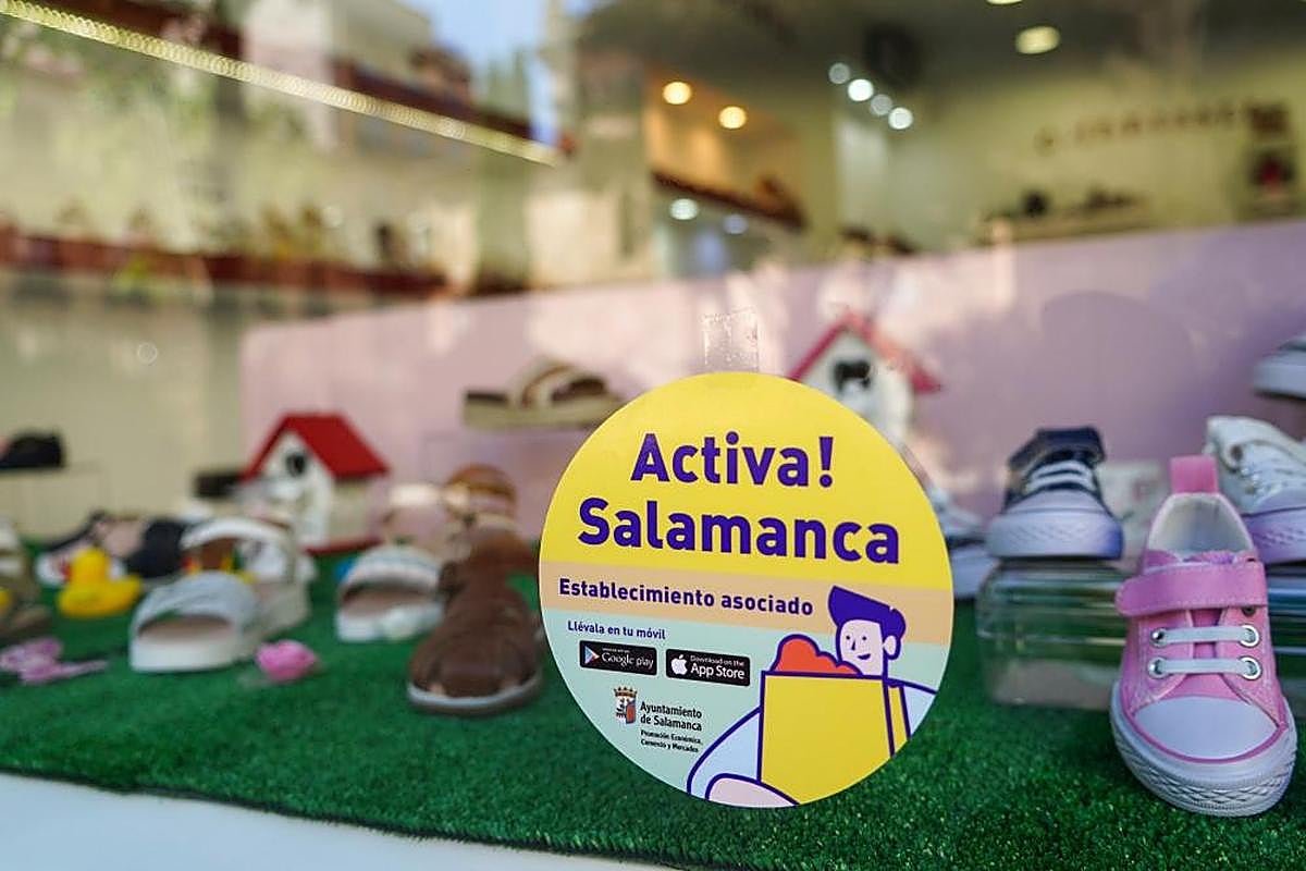 El escaparate de una tienda con la marca de la Tarjeta Activa.