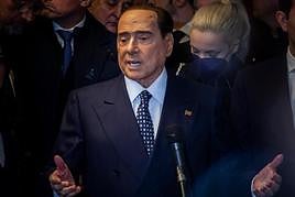 Silvio Berlusconi continúa ingresado