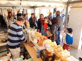 Jabones artesanos elaborados en Ciudad Rodrigo en uno de los expositores.