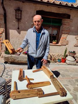 Mateo Arias Conde hace sonar una de las carracas que ha fabricado.