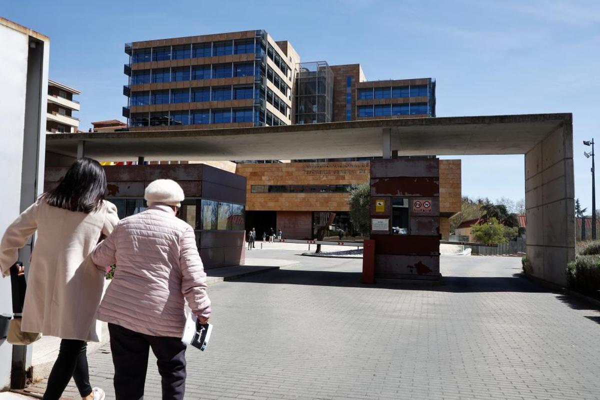 Dos mujeres entran en las instalaciones de la Seguridad Social, ubicadas en el paseo de Canalejas. ALMEIDA