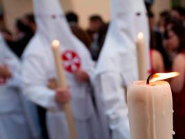 Los cirios de los nazarenos desprendiendo cera.