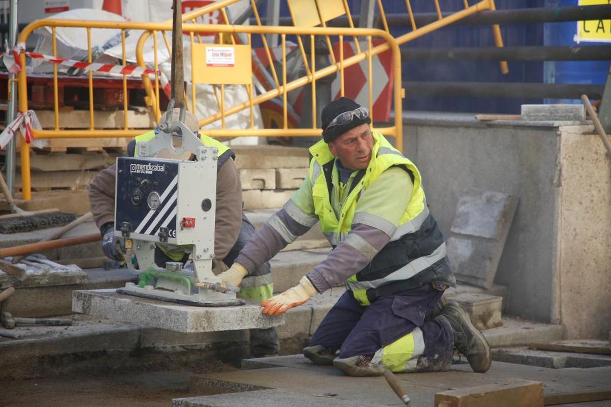 Dos operarios trabajan en la peatonalización de las calles del entorno de la plaza del Campillo