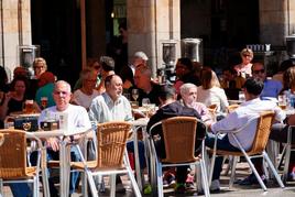 Turistas y salmantinos llenan las terrazas