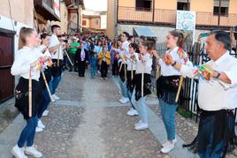 Los danzadores, con el director, Manuel de Arriba, en una de las paradas que hicieron a lo largo del recorrido por el pueblo.