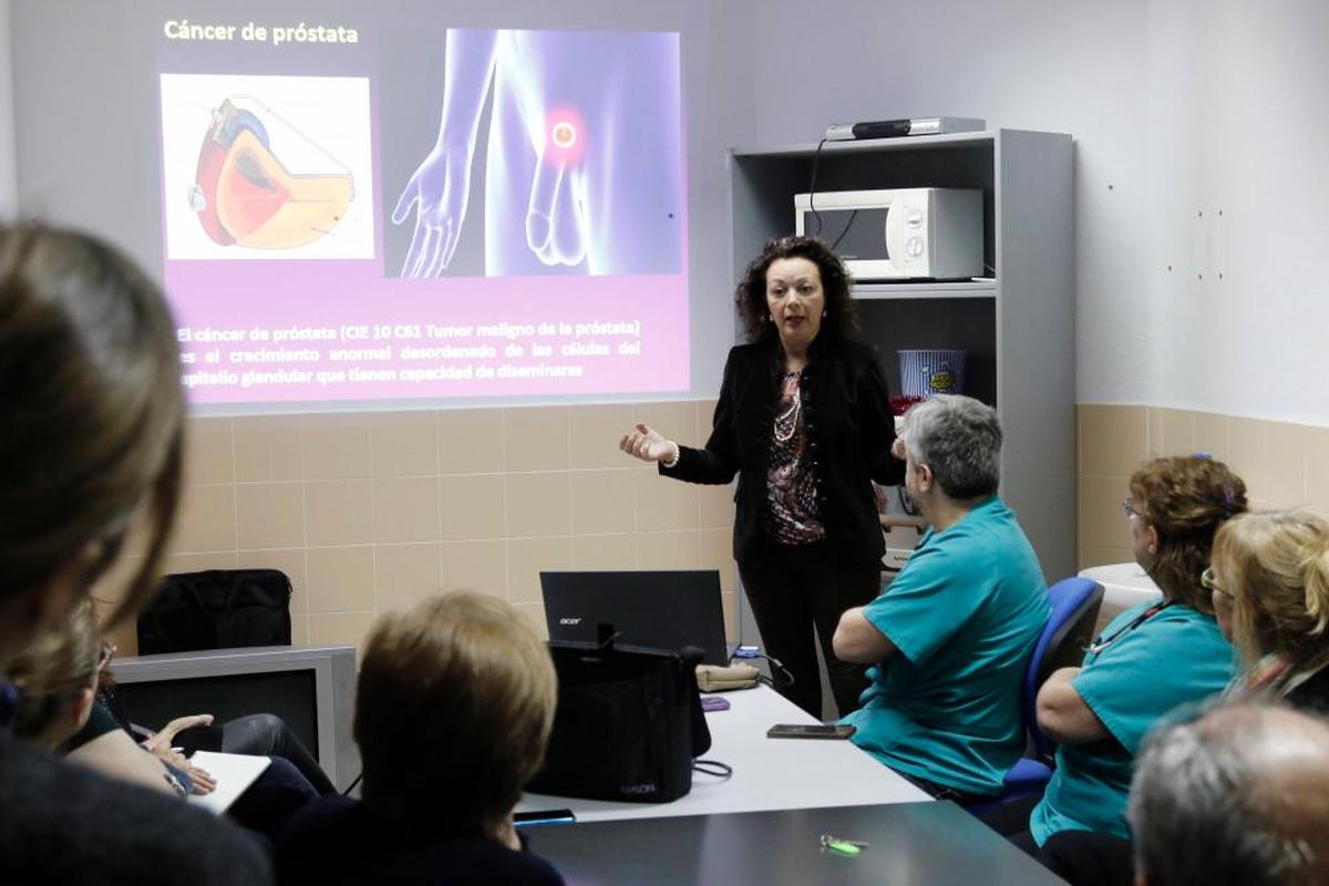 Imagen de una reunión entre la jefa de Urología, Fernanda Lorenzo, y personal de Atención Primaria