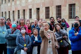 En busca de la rana: Inés ayuda al grupo a encontrar la rana en la fachada de la Universidad