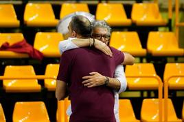 Lavado se abraza al técnico Óscar Núñez tras el descenso