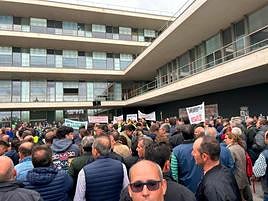 Los manifestantes a las puertas de la sede de la delegación territorial de la Junta en Salamanca.