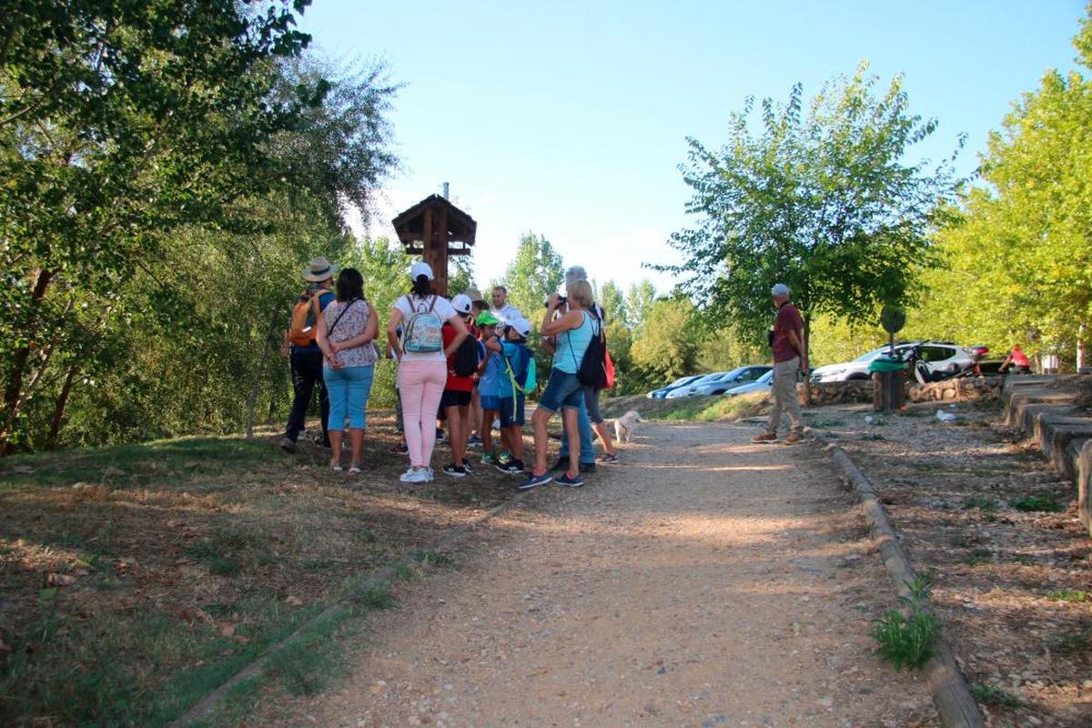 Visitantes en la zona de ribera de La Moral junto al Tormes en Villamayor