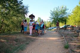 Visitantes en la zona de ribera de La Moral junto al Tormes en Villamayor