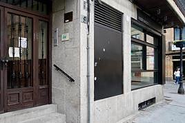 Chapa metálica negra de la plaza de Monterrey donde se produjo el acto vandálico, ya eliminado