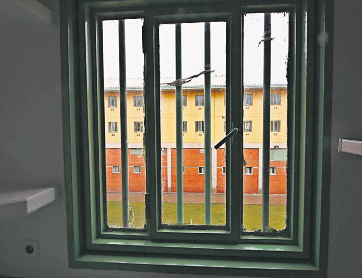 Vista del patio de la prisión de Topas desde una de las celdas.