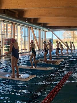 Usuarias en una de las piscinas climatizada impartiendo una clase.
