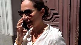 Tamara Falcó hablando por teléfono en la puerta de su casa.