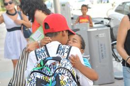 Dos niños saharauis se abrazan en su despedida al llegar a Salamanca.