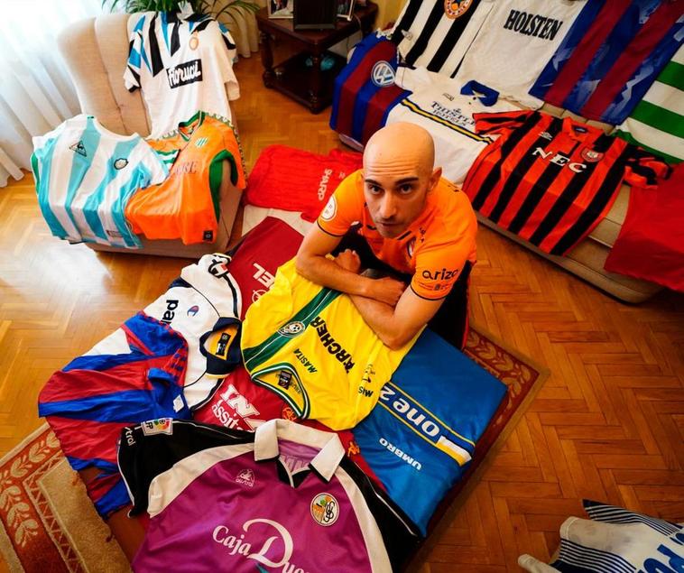 El salmantino con una colección de más de 300 camisetas de fútbol originales