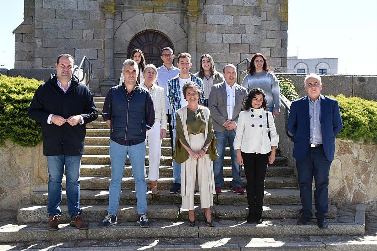 Luisa de Paz, en el centro, con la candidatura del PP en Vitigudino y los responsables del partido David Mingo y Jesús María Ortiz.